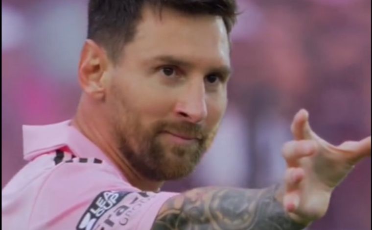 FOTO: El enigmático festejo de Lionel Messi.