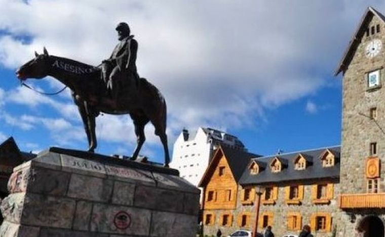 FOTO: Estatua de Julio Argentino Roca en Bariloche.