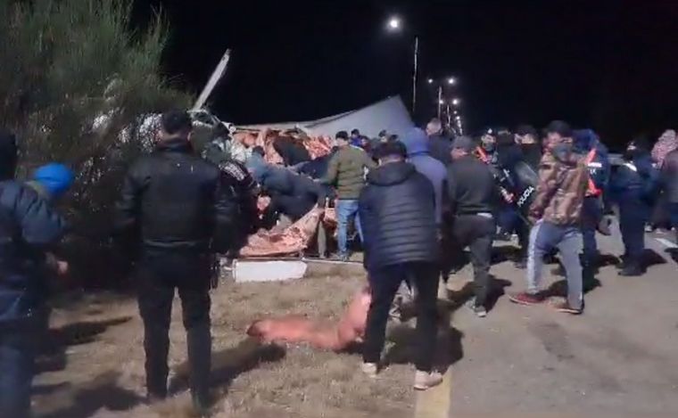 Volcó un camión con carne en San Luis: vecinos se llevaron todo lo que pudieron.