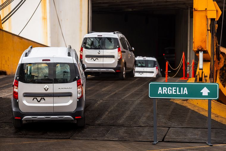FOTO: Renault Argentina comenzó el embarque de las Kangoo con destino a Argelia