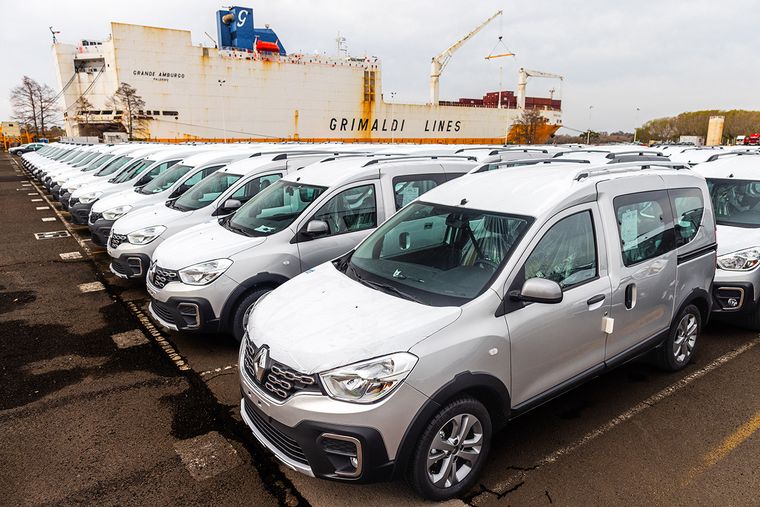 FOTO: Renault Argentina comenzó el embarque de las Kangoo con destino a Argelia