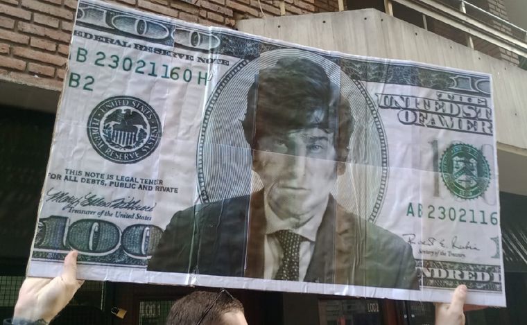 Un grupo de personas espera la llegada de Javier Milei a Córdoba. (Foto: Cadena 3)