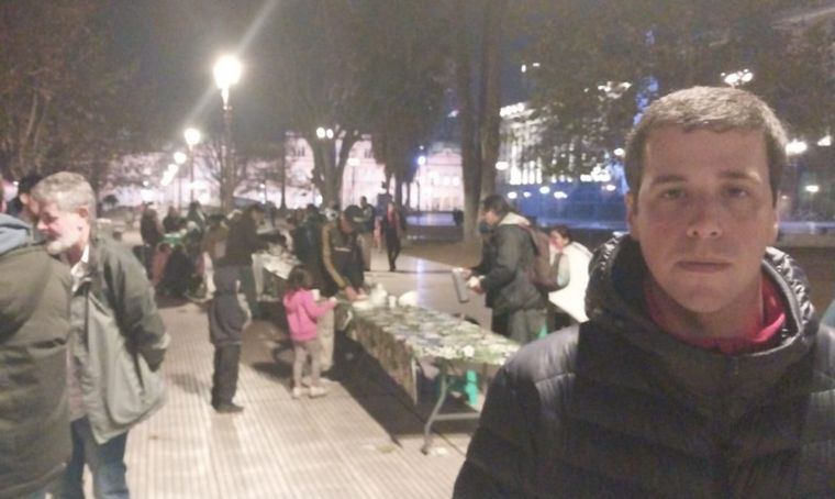 FOTO: ONG's dan de comer a unas 160 personas todas las noches frente a Casa Rosada.