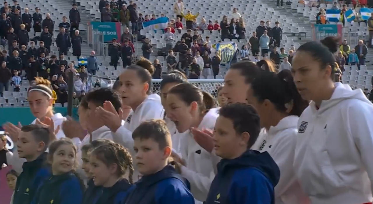 FOTO: La emoción de las jugadoras argentinas con el himno (Foto: Captura TV Pública)