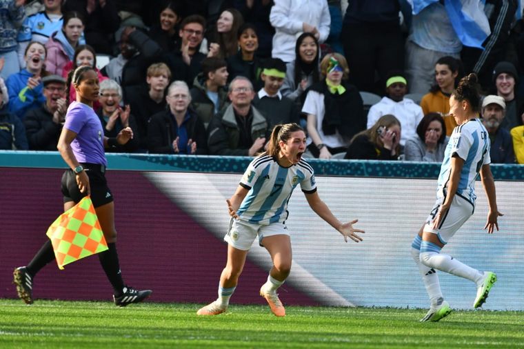 FOTO: Romina Núñez grita el segundo gol argentino.