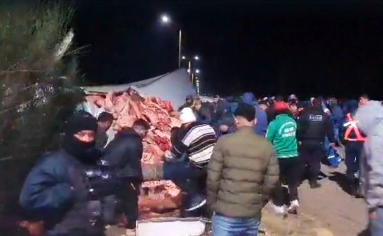 FOTO: Vecinos saquearon un camión con más de 23 mil kilos de carne