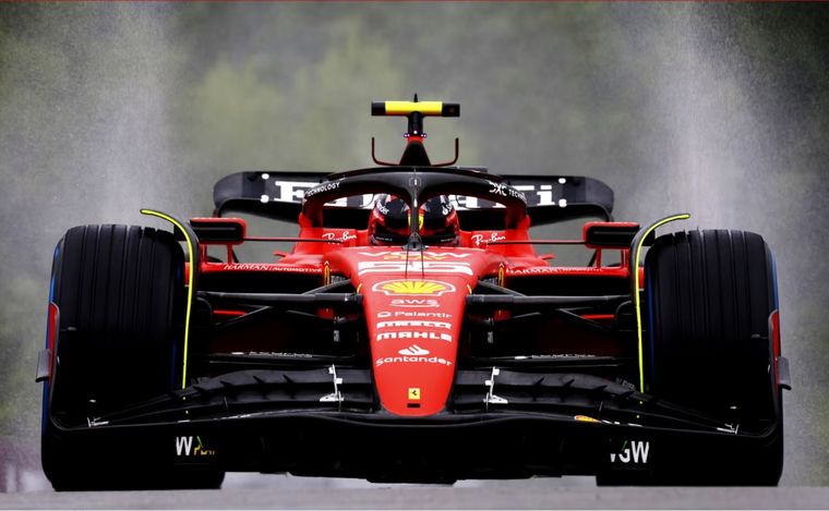 FOTO: Calzando los neumáticos intermedios, Sainz puso el mejor giro en Spa