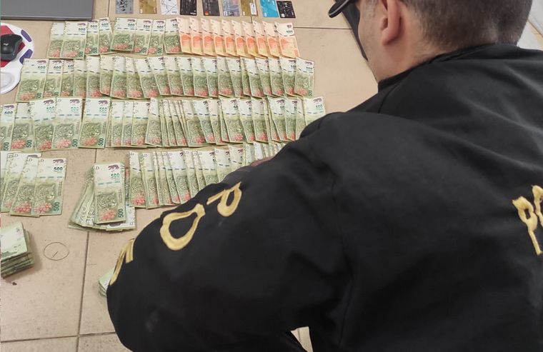 Empleado simulaba robos para quedarse con las tarjetas bancarias nuevas