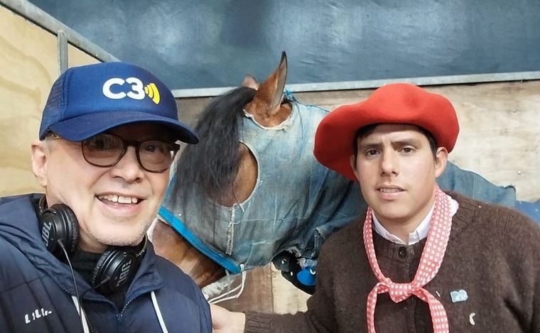 FOTO: El corredor de autos que cuida caballos criollos y busca ser campeón en La Rural.