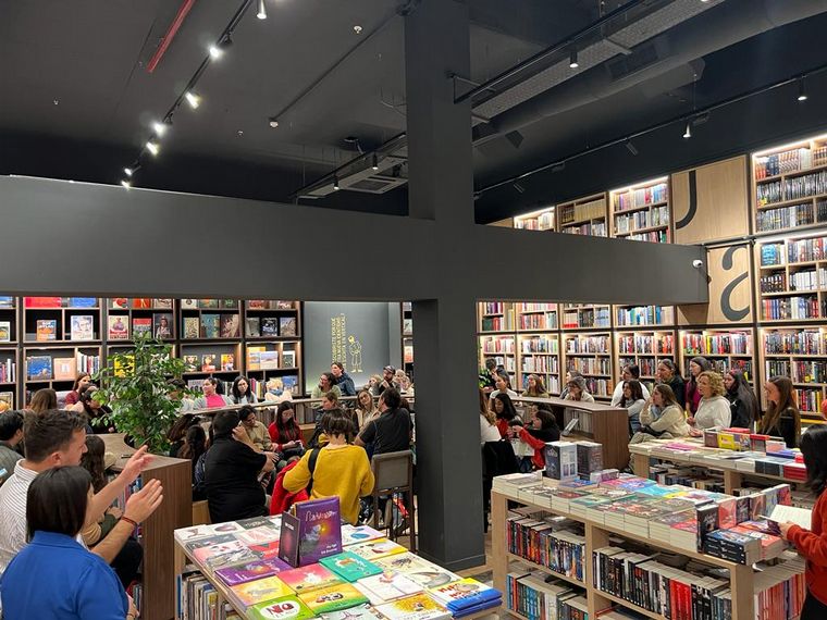 FOTO: Pablo Bernasconi visitó Librería Quade para una charla abierta sobre su obra