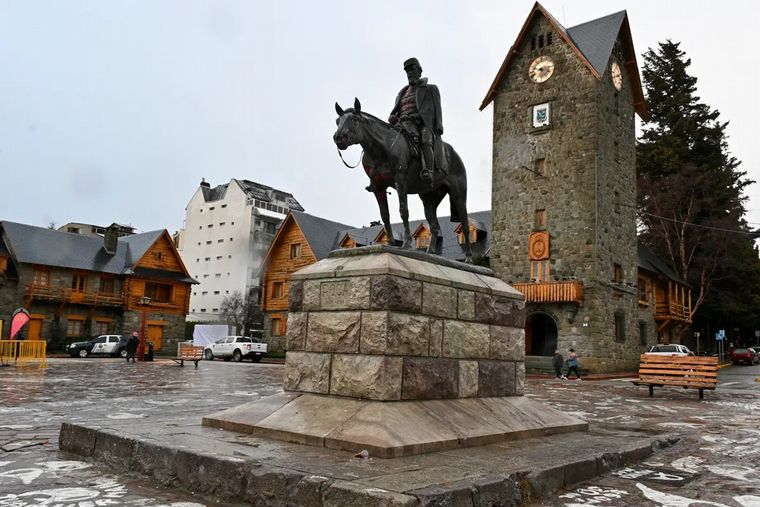 FOTO: Bariloche: buscan evitar que se remueva el monumento de Roca del Centro Cívico