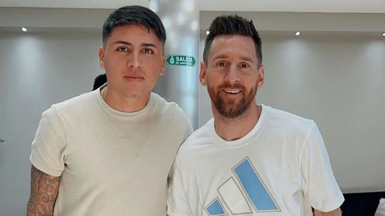 Facundo Farías junto a Messi, su nuevo compañero. 