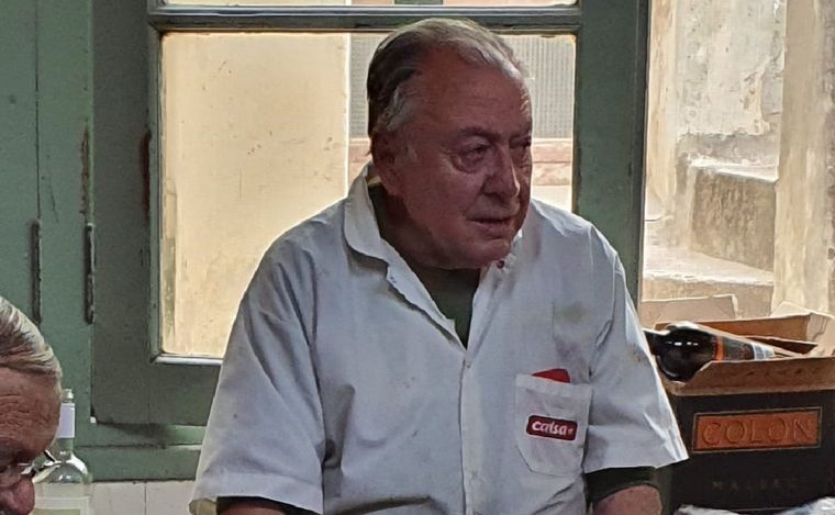 El pastelero Carlitos, de la Confitería Europea de Cosquín.