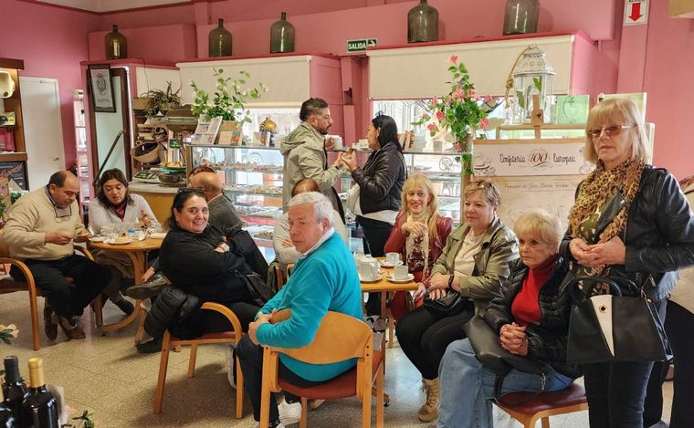 La gente observa cómo se hace el programa de Rony Vargas desde Confitería Europea.