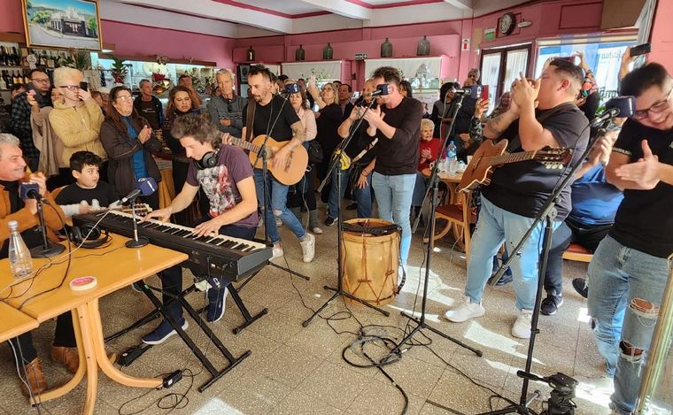 FOTO: Víctor Hugo Godoy, Román Ramonda y Ceibo llenaron de música la Confitería Europea.