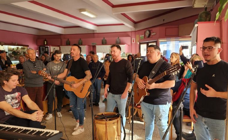 Víctor Hugo Godoy, Román Ramonda y Ceibo llenaron de música la Confitería Europea.