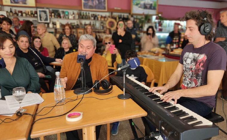 FOTO: Víctor Hugo Godoy, Román Ramonda y Ceibo llenaron de música la Confitería Europea.
