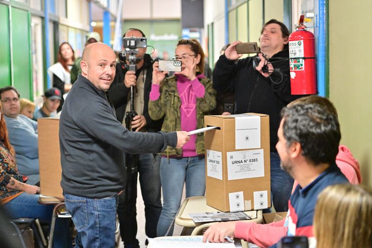 Vota Ricardo Sastre, candidato vicegobernador de Arriba Chubut. (Foto: Télam)