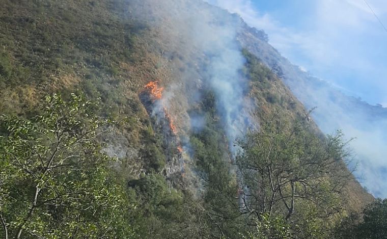 FOTO: Incendio en la zona del paredón del Dique San Roque. (Foto: Gobierno de Córdoba)