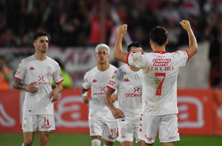Huracán venció a Vélez en Parque Patricios y sigue con vida.