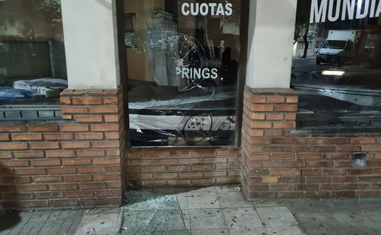 FOTO: El vidrio del comercio quedó destrozado.