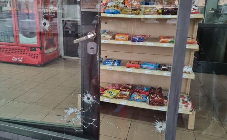 Impactante: así quedaron los vidrios de la estación de servicio baleada.