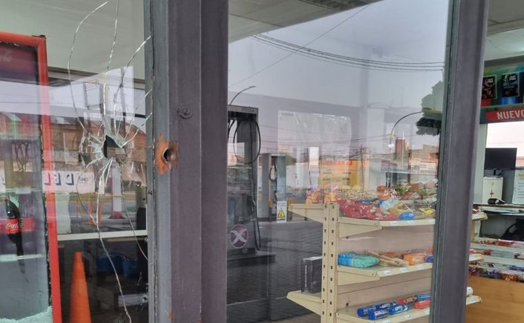 Impactante: así quedaron los vidrios de la estación de servicio baleada.