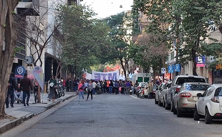 FOTO: Piqueteros cortaron calles rosarinas por reclamo sobre la constitución de Jujuy