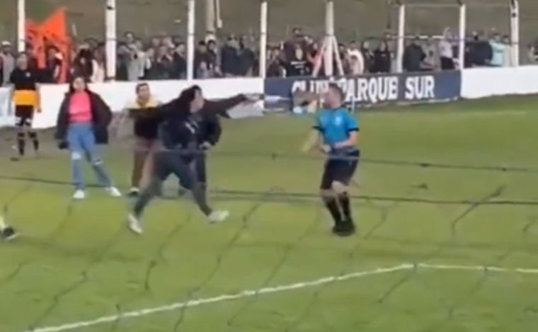 FOTO: Ataque a un árbitro de fútbol de Entre Ríos: le tiran agua del termo en la cara.