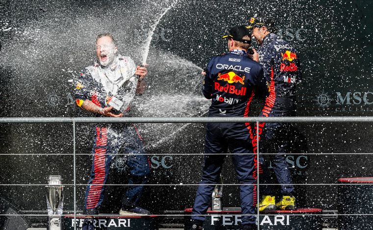 FOTO: Red Bull no para de ganar y festejar con champán
