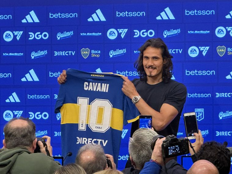 Cavani, con la 10 azul y oro (Foto: @Tato_Aguilera)