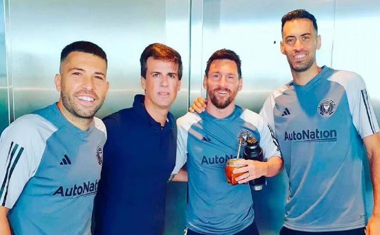 FOTO: Jordi Alba se reunió con sus excompañeros del Barcelona.