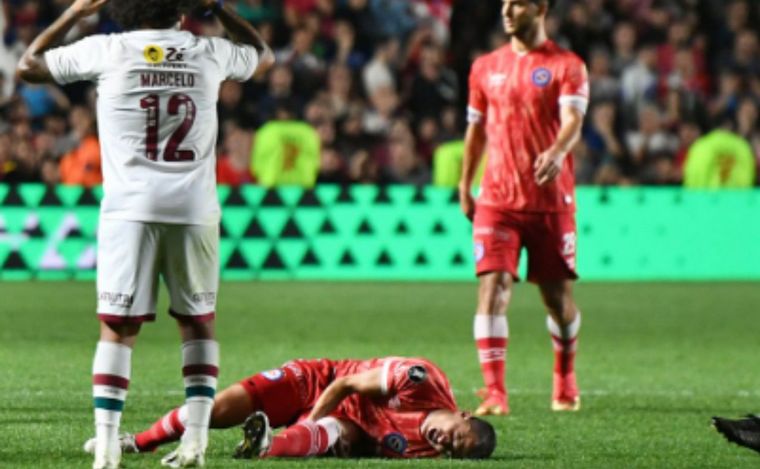 Sánchez llora desconsolado, mientras Marcelo se agarra la cabeza. (TNT Sports)