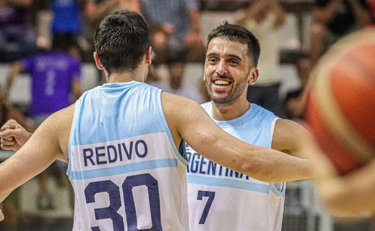 Redivo y Campazzo con la camiseta de la Selección argentina. (Foto: CAB).