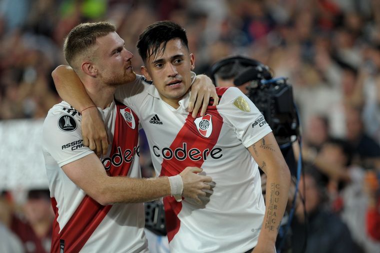 FOTO: Lucas Beltrán y Pablo Solari celebran el segundo gol de River.