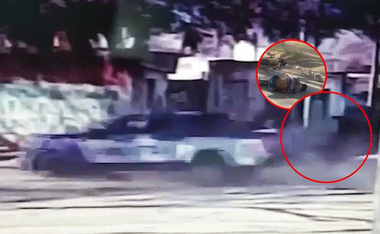 Choque del móvil policial a dos motociclistas en Villa 9 de julio.