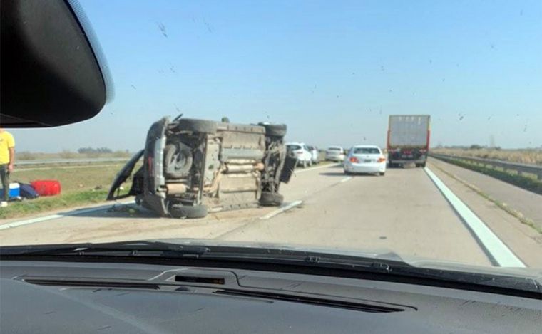 Un muerto y heridos tras fatal vuelco en la autopista Rosario – Córdoba.