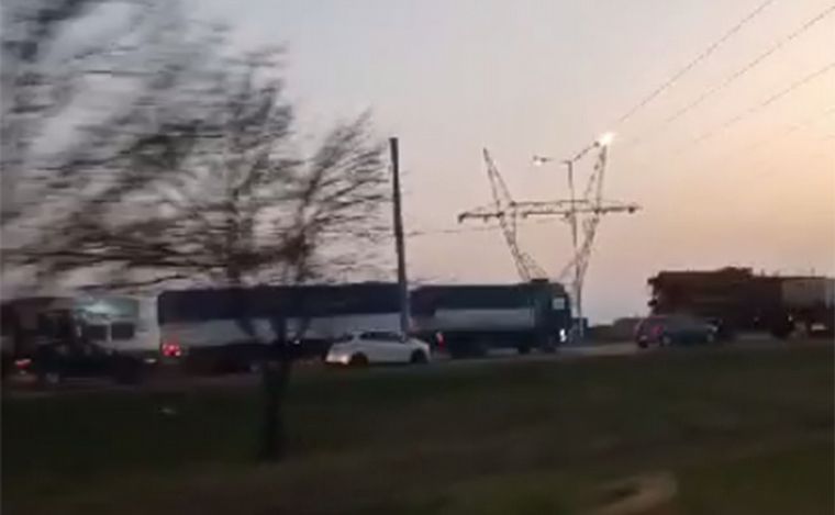 Choque entre un camión y un auto demora uno de los accesos a Rosario.