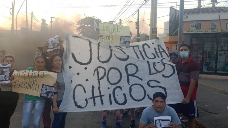FOTO: Vecinos de Villa 9 de Julio protestan tras el choque de un móvil a motociclistas.