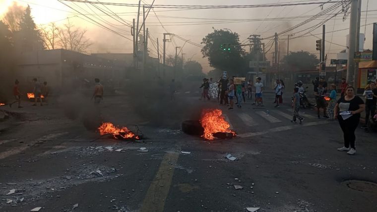 FOTO: Vecinos de Villa 9 de Julio protestan tras el choque de un móvil a motociclistas.