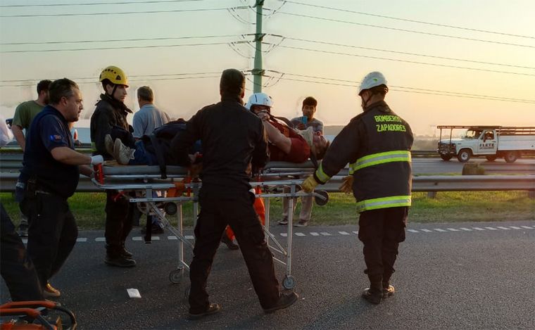 Choque entre un camión y un auto demora uno de los accesos a Rosario.
