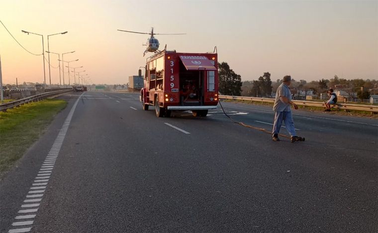 Choque entre un camión y un auto en acceso a Rosario: herido grave y demoras.
