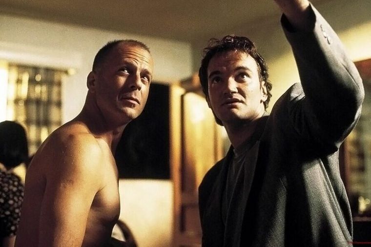 FOTO: Quentin le da instrucciones a Bruce hace 28 años durante el rodaje de Pulp Fiction.