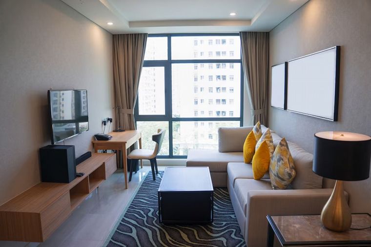 Usar tonos claros en la decoración es una estrategia efectiva (Freepik)