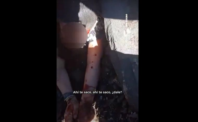 Video: el rescate de la nena tras el desmoronamiento del cerro en Chos Malal.