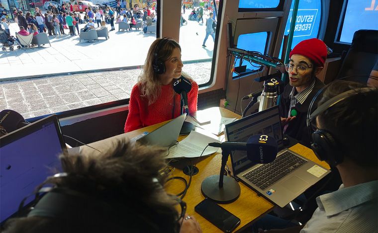 FOTO: Viva la Radio Rosario sigue a pleno desde la Feria del Libro en el Fontanarrosa. 