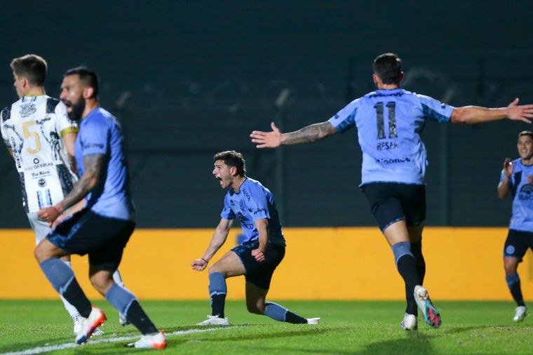 FOTO: Daniel Barrea grita el gol del 1 a 0 de Belgrano ante Claypole (FOTO: Belgrano)