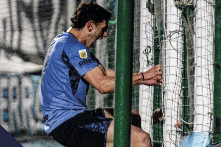 FOTO: Daniel Barrea celebra su gol trepado al alambrado (Foto: Copa Argentina)