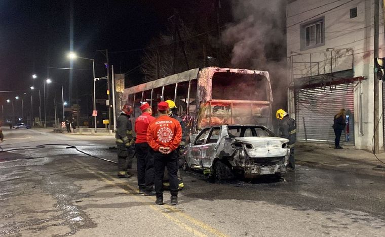 Choque e incendio de un colectivo y un remis en Córdoba.