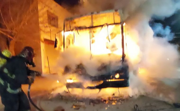 FOTO: Choque e incendio de un colectivo y un remis en Córdoba.